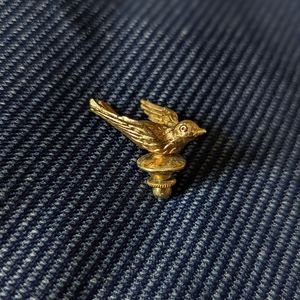 Adorable gold tone bird lapel pin